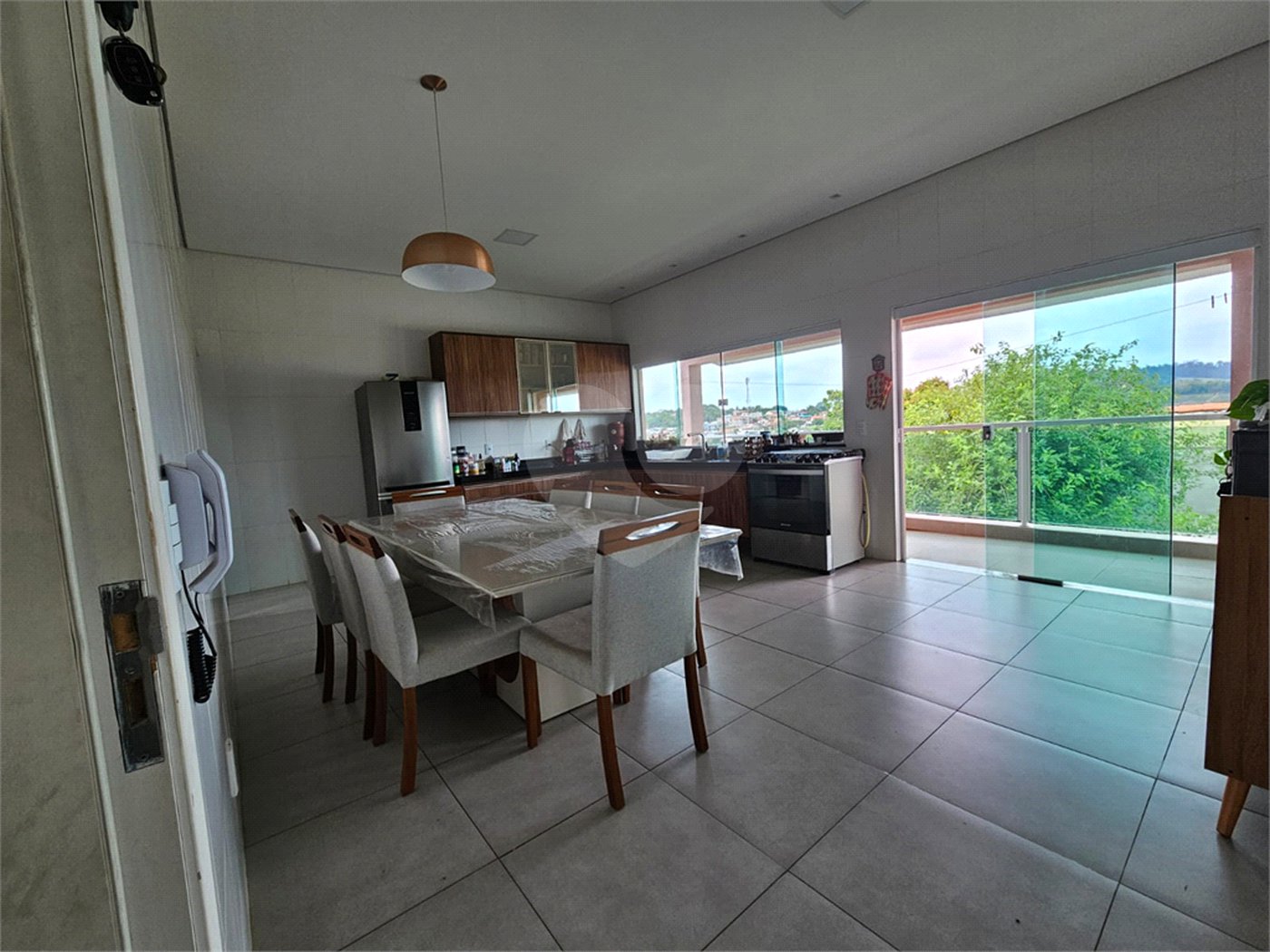 Casa à venda com 4 quartos, sendo 1 suíte,  no condomínio Jardim Shangri-lá, Atibaia - SP