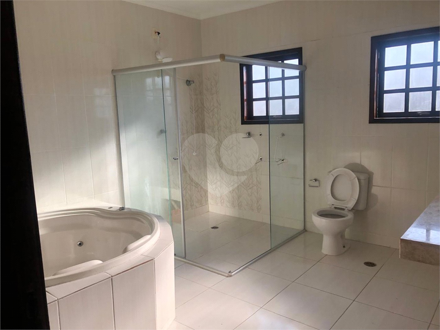 Sobrado à venda com 4 quartos, sendo 2 suítes,  em Vila Oliveira, Mogi das Cruzes, SP