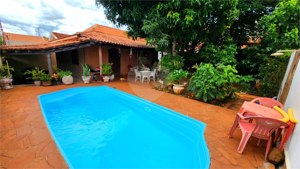 Casa à venda com 4 quartos, sendo 1 suíte, em Jardim Nova Época, Araraquara, SP