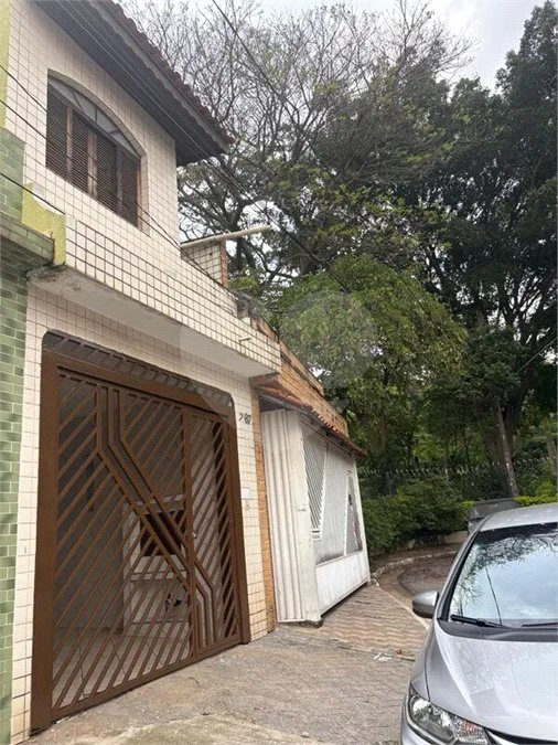 São Paulo - Capital - Bairro Santa Cruz - R4 495.000,00 - Aceita permuta por imóvel na cidade de Indaiatuba- Sp - Sobrado em rua residencial sem saída e com praça particular. O imóvel possui 2 quartos — 1 suíte com dois ambientes e acesso a hall externo. Sala ampla, cozinha com dois ambientes