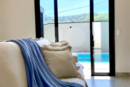 Casa à venda com 3 quartos, sendo 2 suítes, no condomínio Residencial Marchant Buarque, Atibaia - SP