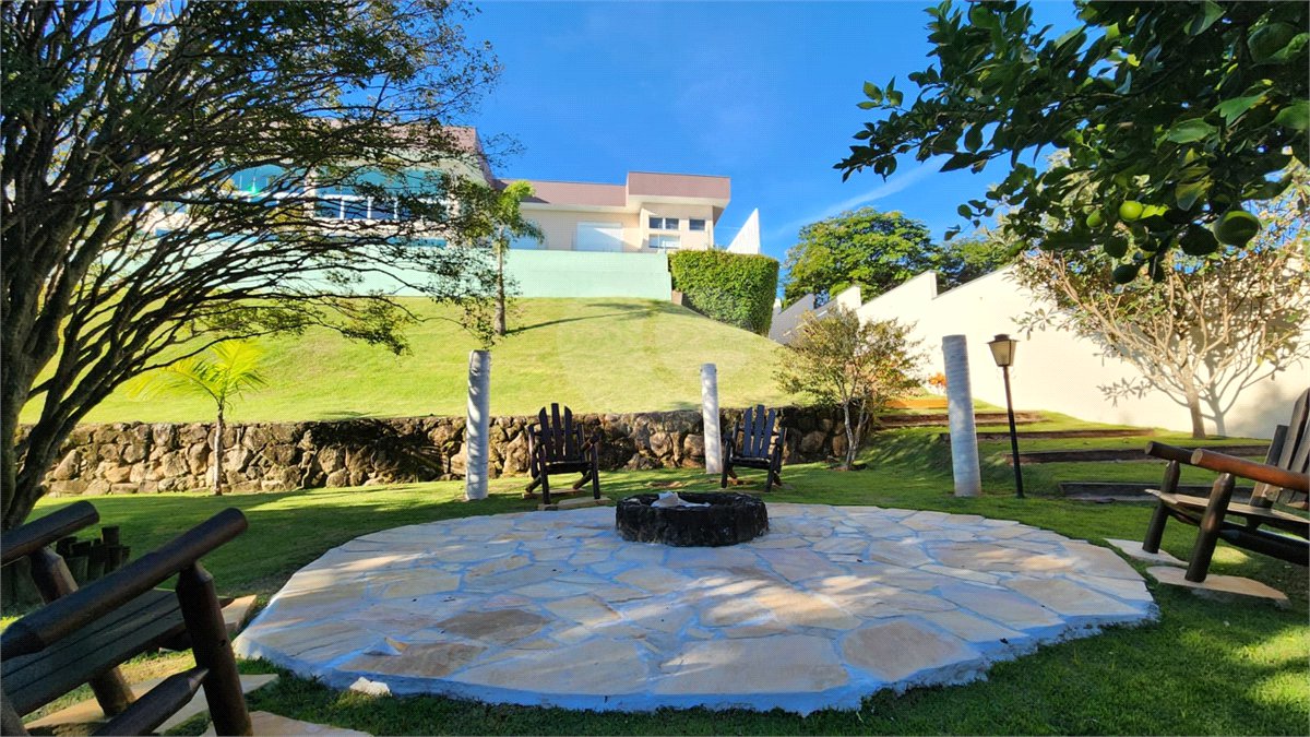 Casa à venda com 5 quartos, sendo 2 suítes, no condomínio Residencial Jardim Primavera, Louveira - SP