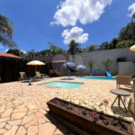 Chácara com excelente infraestrutura, contendo casa com 8 dormitórios, 900 m² de área construída, área total de 3000m², piscina adulto e infantil, churrasqueira, quadra gramada de futebol - Rio Acima - Atibaia/SP 900 m² Área construída 3.000 m² Área do terreno
