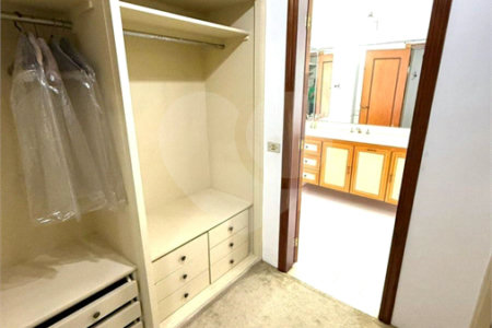 Sobrado à venda com 5 quartos, sendo 3 suítes,  em Jardim Leonor, São Paulo, SP