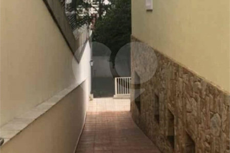 Casa à venda com 4 quartos, sendo 3 suítes,  em Cerâmica, São Caetano do Sul, SP