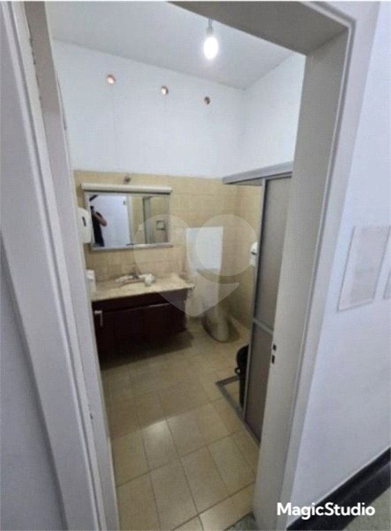 Prédio Comercial com 300m² , 3 pavimentos , refeitório , 2 banheiros , à venda no Brás.