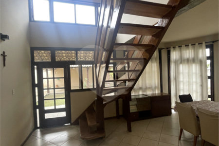 Casa à venda com 5 quartos, sendo 3 suítes, no condomínio Recanto das Palmeiras, Rio de Janeiro - RJ
