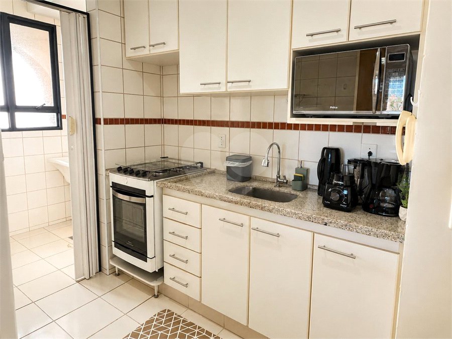 Apartamento á venda no centro com dois dormitórios e sacada.