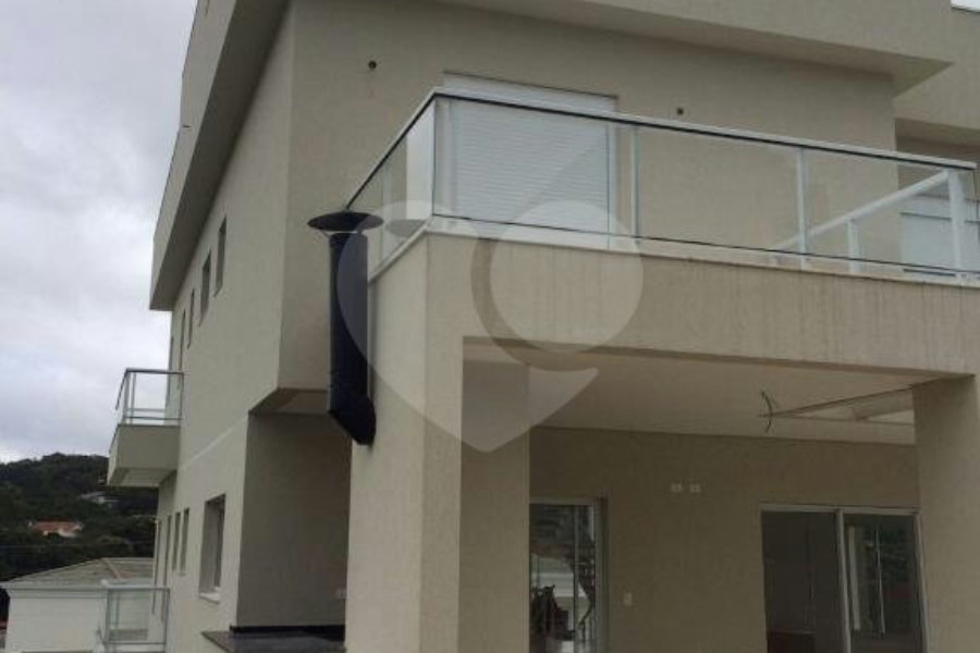 Casa à venda com 4 suítes no condomínio Santa Maria, Cotia - SP