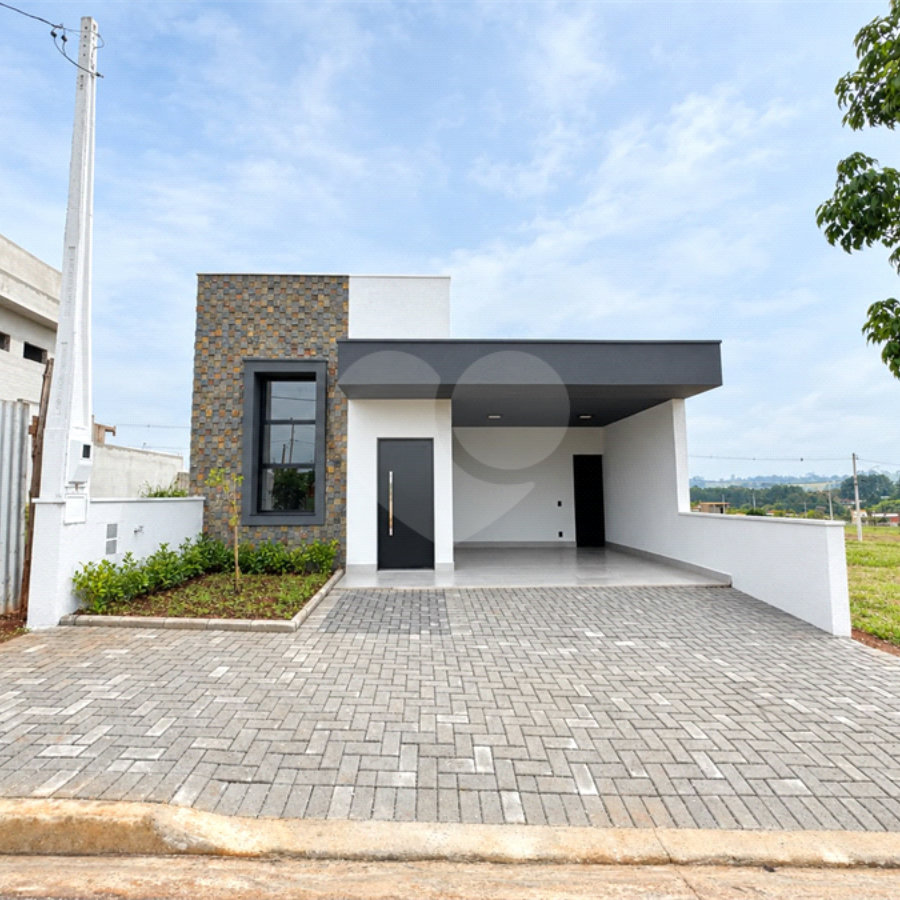 Casa à venda com 2 quartos, sendo 1 suíte, no condomínio Tivolli, Itapetininga - SP