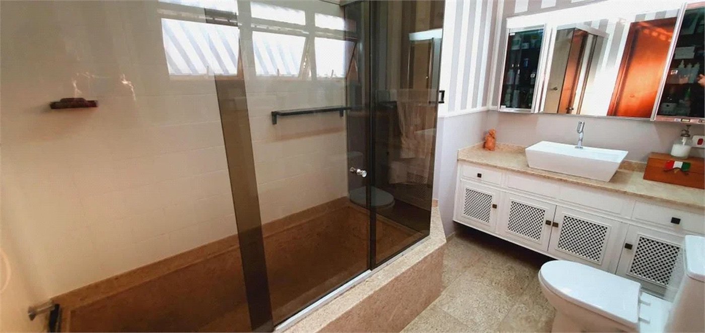 Casa à venda com 5 suítes em Jardim Leonor, São Paulo, SP