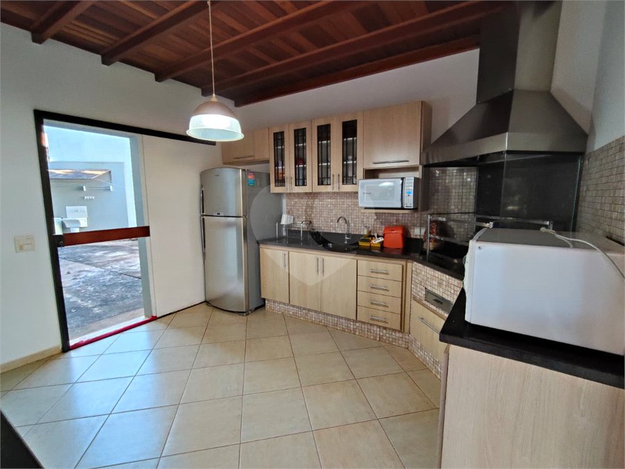 Casa à venda com 7 quartos, sendo 4 suítes, no condomínio Riviera de Santa Cristina XIII, Paranapanema - SP