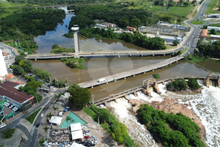 Casa à venda com 4 quartos, sendo 1 suíte, em Jardim Celani, Salto, SP