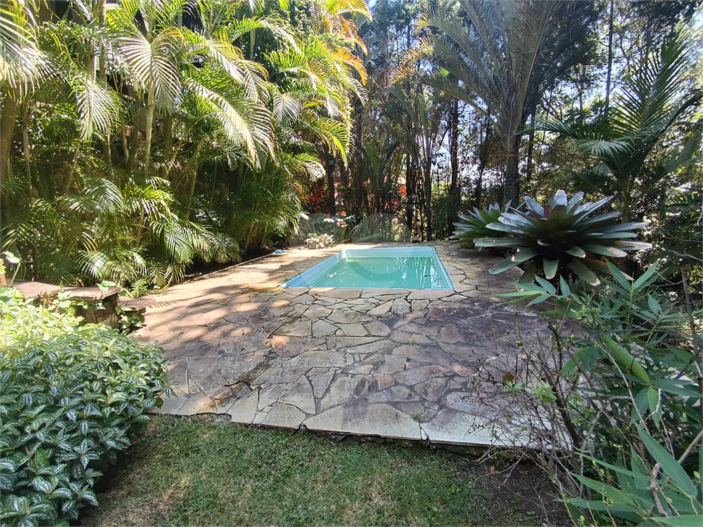 Casa à venda com 4 quartos, sendo 3 suítes, no condomínio Patrimônio do Carmo, São Roque - SP
