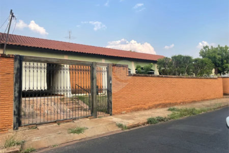 Casa à venda com 3 quartos, sendo 1 suíte, no Centro, Araraquara, SP