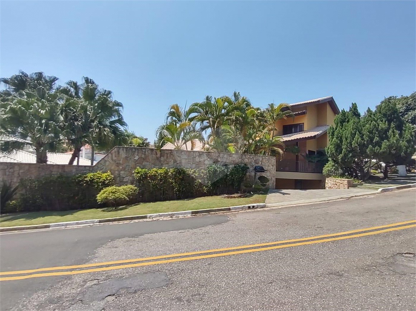 Casa à venda com 5 quartos, sendo 4 suítes, no condomínio Rancho Dirce, Sorocaba - SP