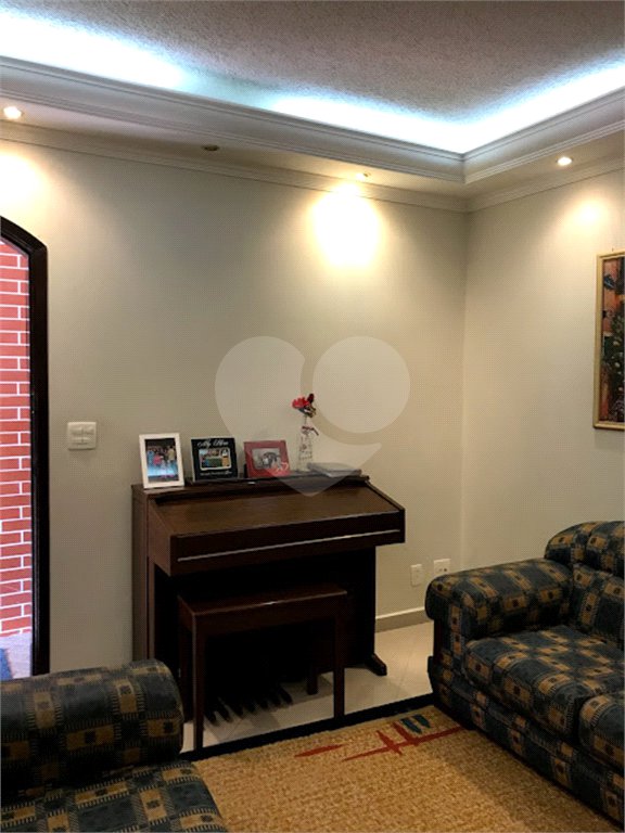 Sobrado com 234m², 3 dormitórios, sendo 1 suíte, 2 vagas, à venda na Vila Ema.
