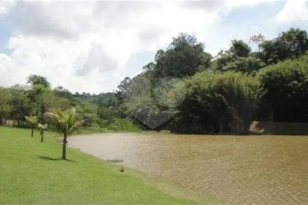 Casa à venda com 3 quartos, sendo 1 suíte, no condomínio Residencial Delle Stelle, Louveira - SP