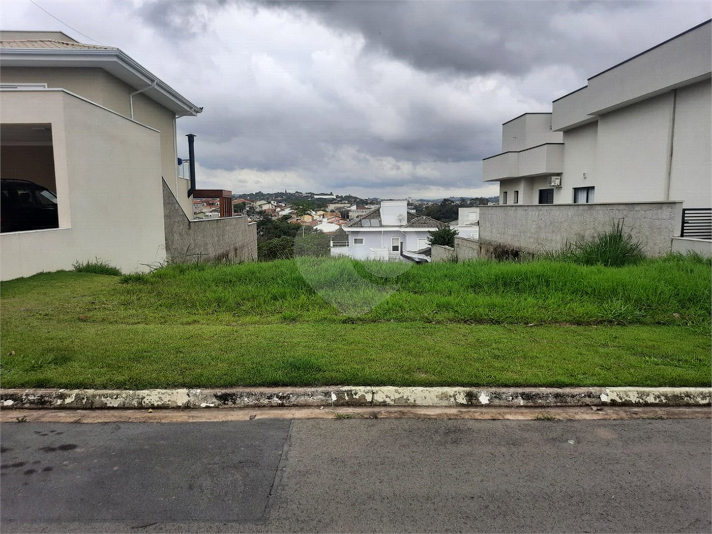 Terreno à venda no condomínio Bosque dos Cambarás, Valinhos - SP