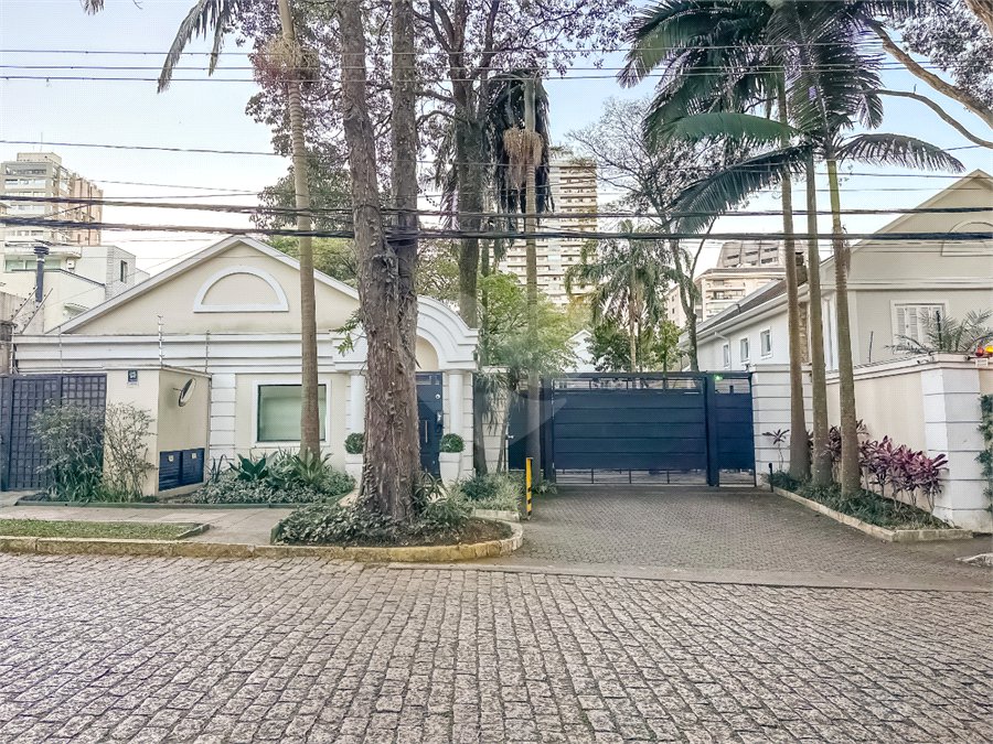 Casa à venda com 4 quartos, sendo 3 suítes, no condomínio Village Place, São Paulo - SP