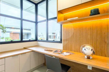 Casa Térrea – Condomínio Maria Cândida - 300 m² de terreno - 212 m² de área construída - 4 vagas de garagem, sendo 2 cobertas - Sala de jantar e estar integradas, com pé-direito duplo e cortina - 3 suítes com ar-condicionado, sendo 1 master com closet – planejado – Roupeiro – Escritório - Cozinha