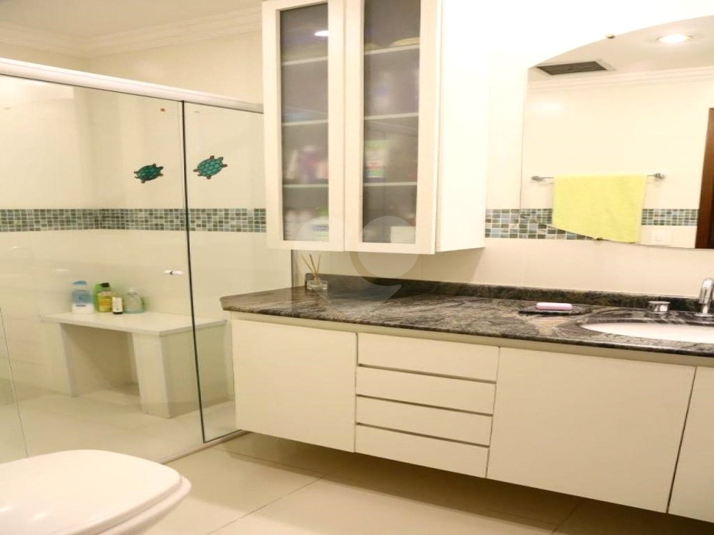 Apartamento à venda com 3 quartos, sendo 1 suíte, e 4 banheiros no total.