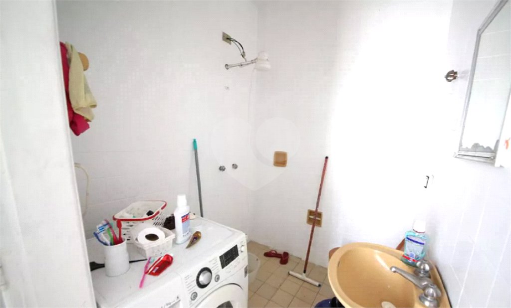 Casa à venda no Campo Belo de 200 metros quadrados, com 3 casas no terreno.