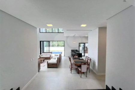 Casa à venda com 3 suítes no condomínio Ninho Verde II, Pardinho - SP