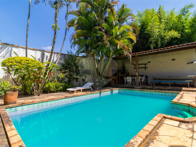 Casa de Vila à venda com 4 quartos, sendo 2 suítes,  em Alto da Boa Vista, São Paulo, SP