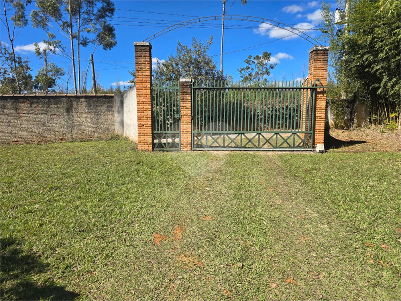 Chácara à venda com 4 quartos, sendo 1 suíte, em Cercadinho, Alambari, SP
