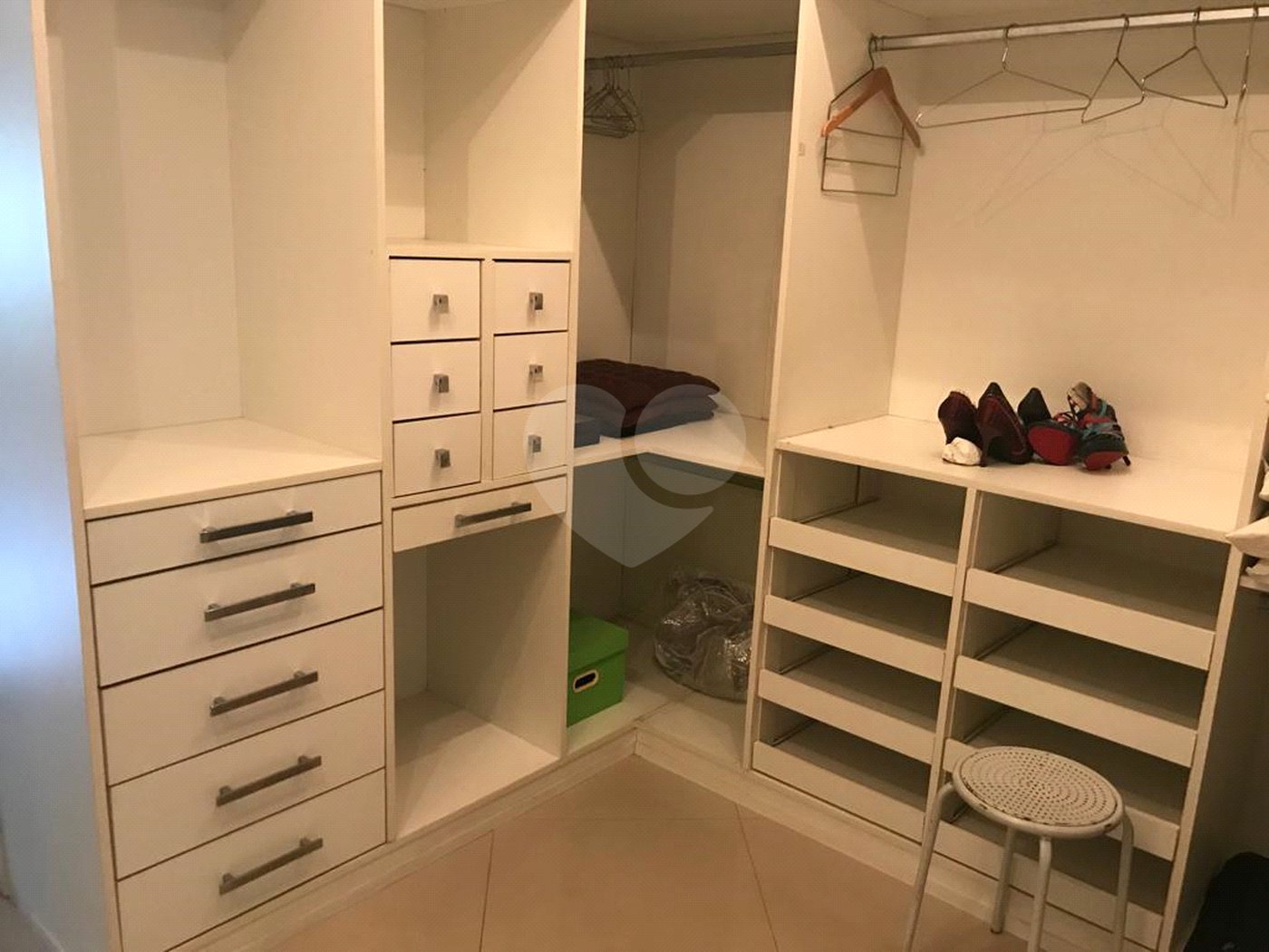 Casa à venda com 5 quartos, sendo 3 suítes, no condomínio Mansões da Prata, Rio de Janeiro - RJ