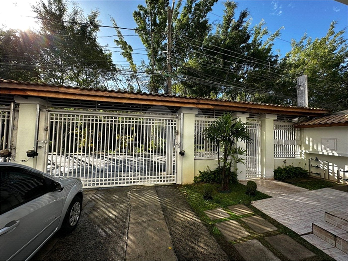 Casa à venda com 3 quartos, sendo 1 suíte, no condomínio Residencial Jardim das Palmas, São Paulo - SP