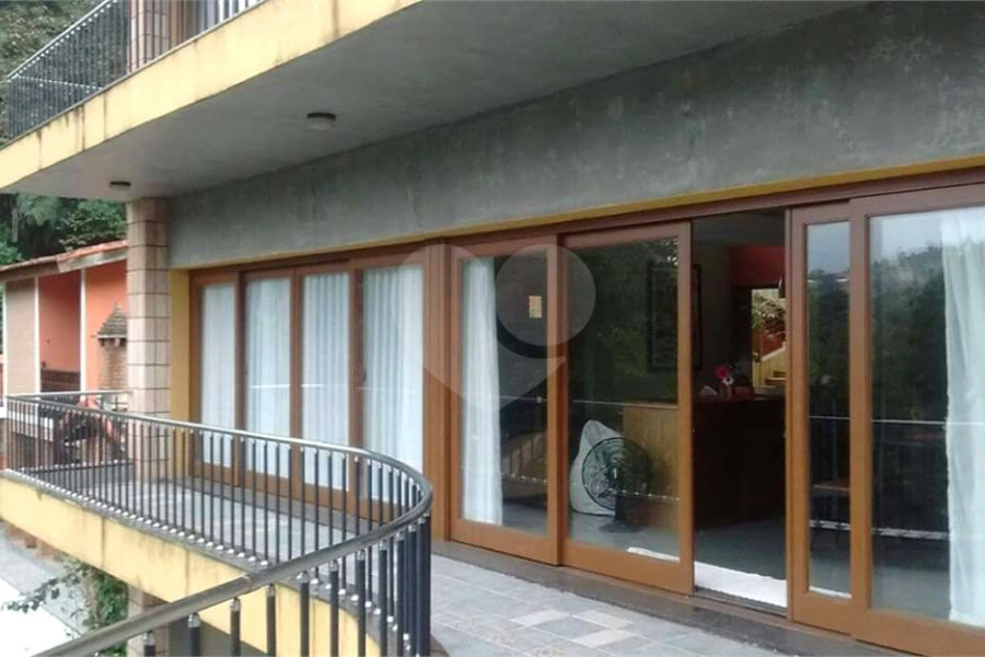 Casa à venda com 4 quartos, sendo 2 suítes, no condomínio Champs Elysees Village, Mairiporã - SP