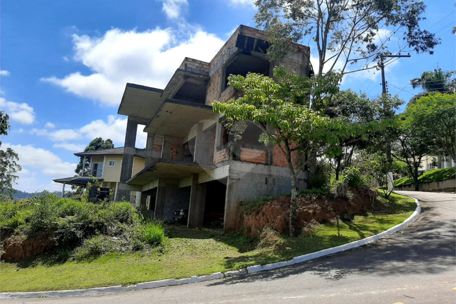 Sobrado à venda com 4 suítes em Roseira, Mairiporã, SP
