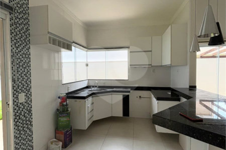 Vende-se casa no Village Damha II