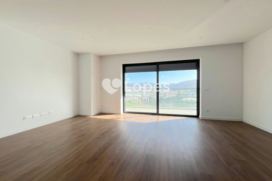 Apartamento T2 à venda em Águas Santas, Maia, Portugal – Varanda e garagem
