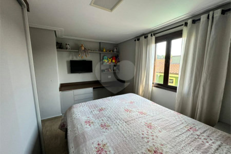 Casa à venda com 3 quartos, sendo 1 suíte, no condomínio Residencial Jardim das Flores 1510, Cotia - SP