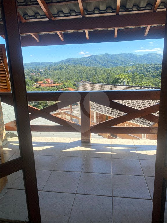 Casa à venda com 5 quartos, sendo 4 suítes, no condomínio Lago do Imperador, Mairiporã - SP