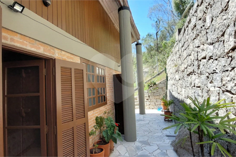 Casa à venda com 3 quartos, sendo 2 suítes, no condomínio Alpes de Caieiras, Caieiras - SP