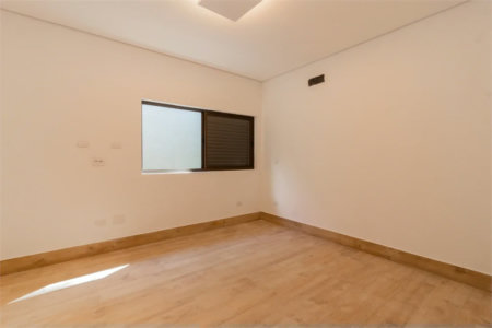Casa à venda com 4 quartos, sendo 1 suíte,  em Jardim Guedala, São Paulo, SP