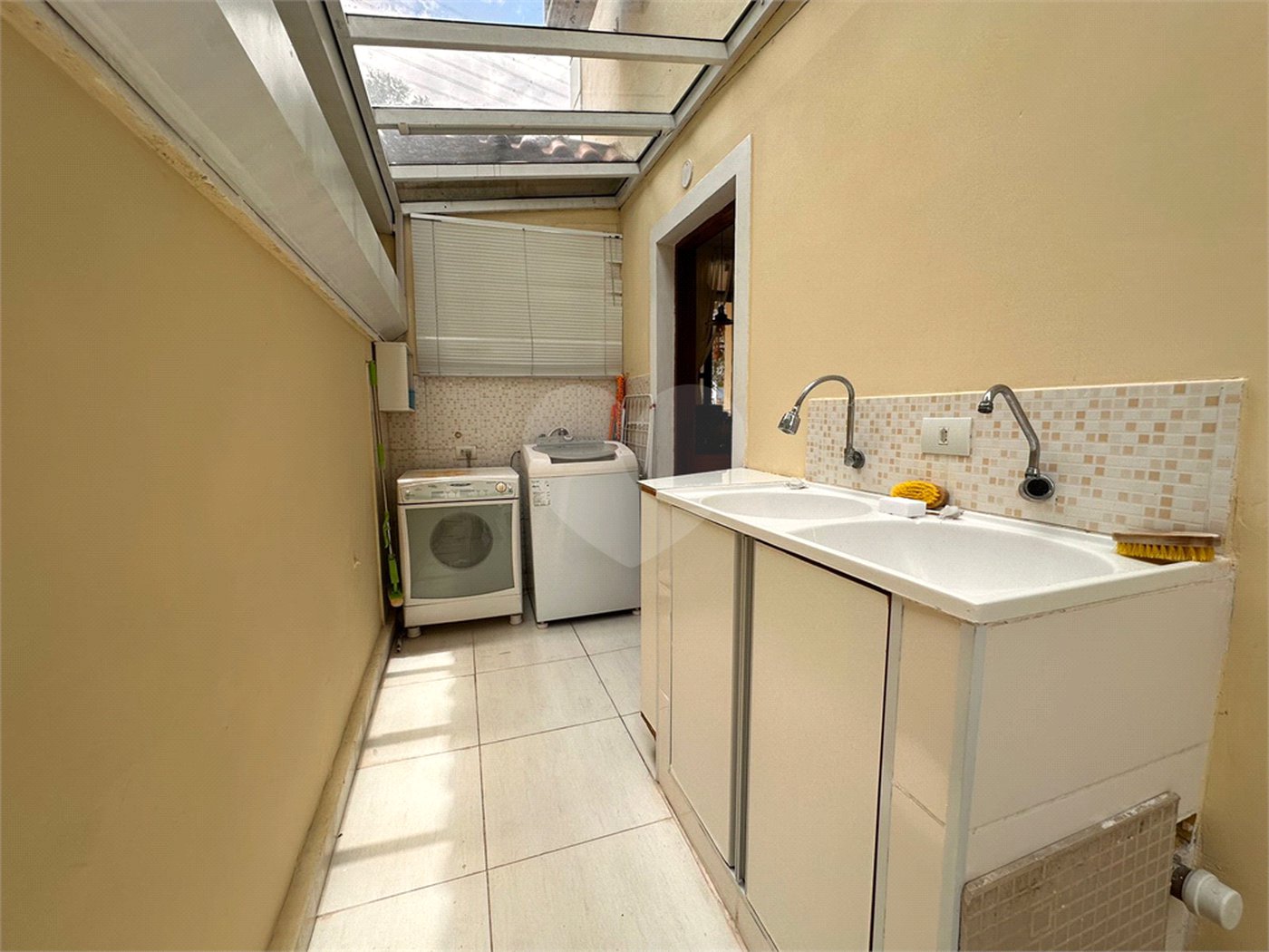 Casa à venda com 5 quartos, sendo 3 suítes, no condomínio Jd Itatinga, São Paulo - SP