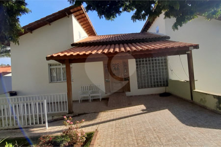Casa à venda com 4 quartos, sendo 1 suíte, no Centro, Bom Jesus dos Perdões, SP