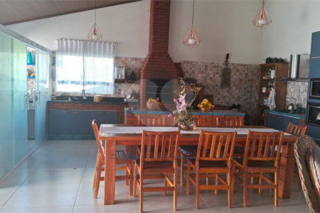 Casa à venda com 5 quartos, sendo 1 suíte, no condomínio Village da Serra, Araçoiaba da Serra - SP