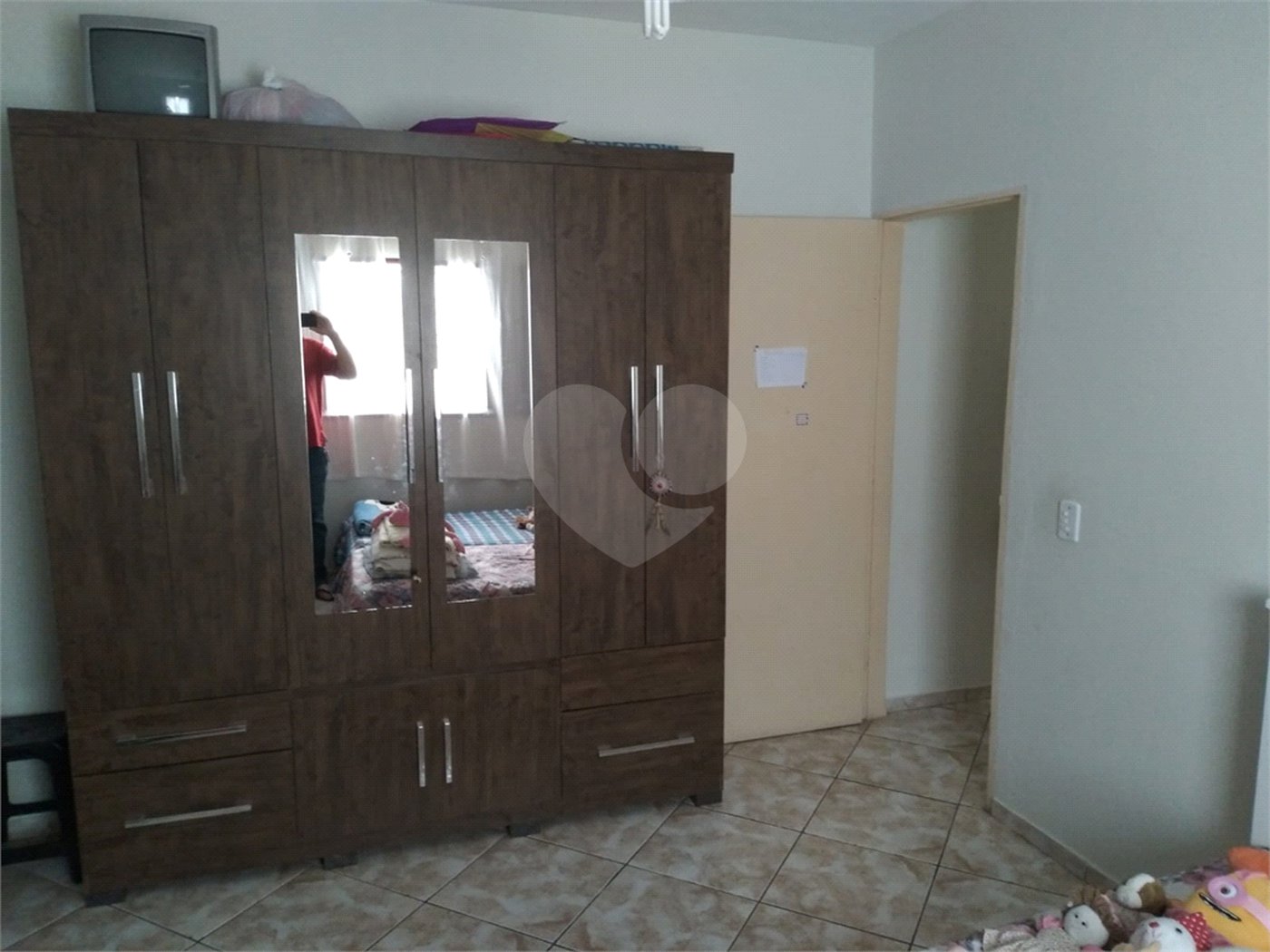 Casa térrea com 2 dormitórios, sendo 1 suíte.