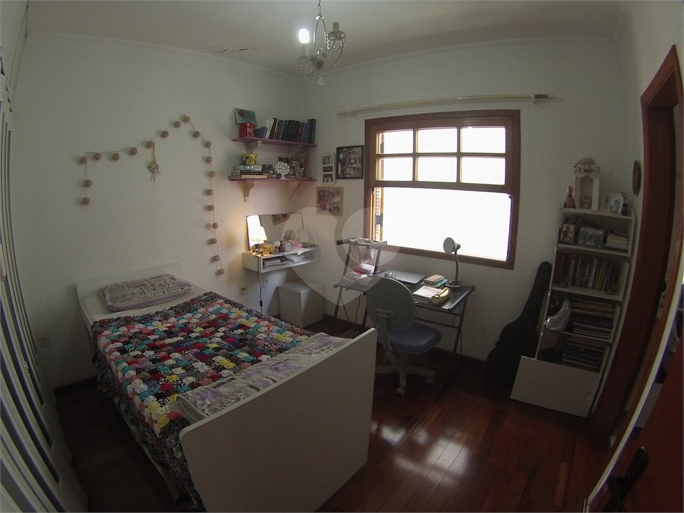 Sobrado com 4 quartos sendo 2 suítes.