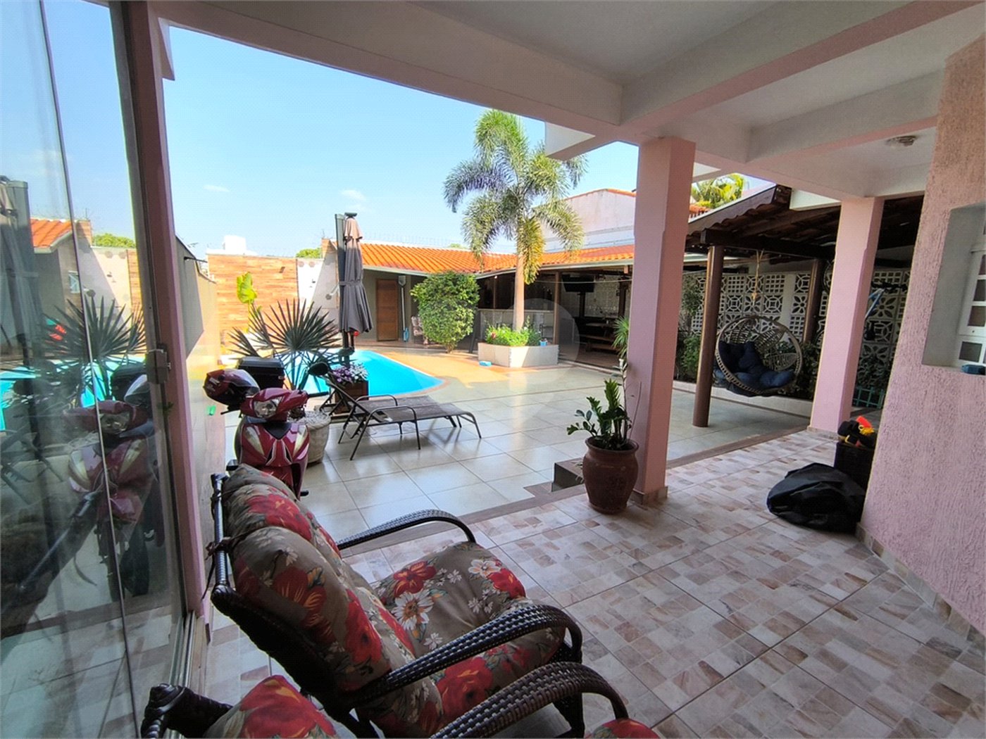 Casa à Venda no Santa Marta com 3 Suítes e Piscina