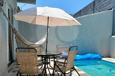 Casa Térrea à Venda com 3 dormitórios em Atibaia/SP
