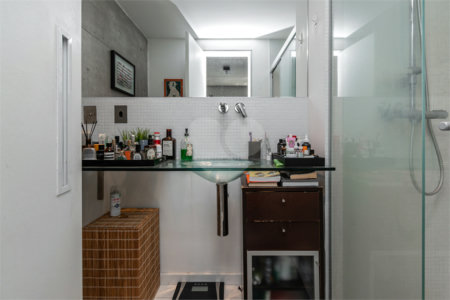 Apartamento reformado e bem localizado na Consolação.