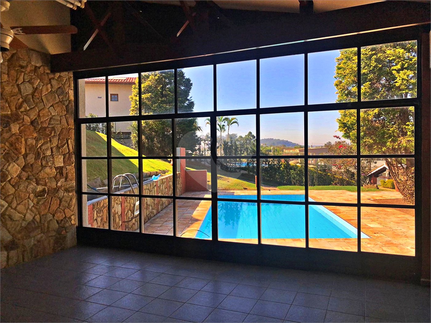 Casa à venda com 4 quartos, sendo 2 suítes, no condomínio Estância Marambaia, Vinhedo - SP