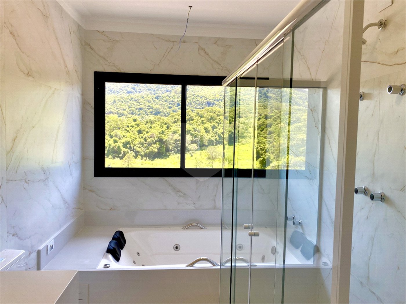 Casa à venda com 3 quartos, sendo 2 suítes, no condomínio Residencial Marchant Buarque, Atibaia - SP